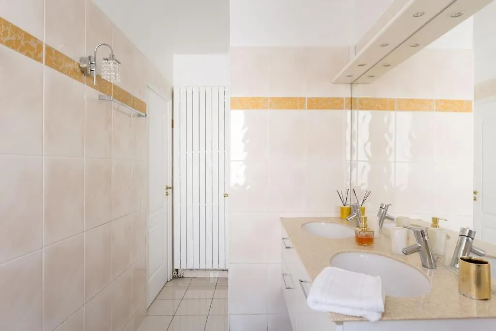 Elegant 4-Room Apartment Near Arc De Triomphe And Palais Des Congres Paris