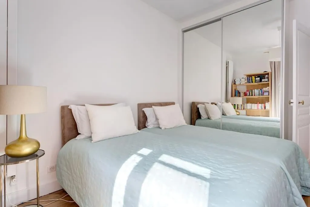 Elegant 4-Room Apartment Near Arc De Triomphe And Palais Des Congres Paris