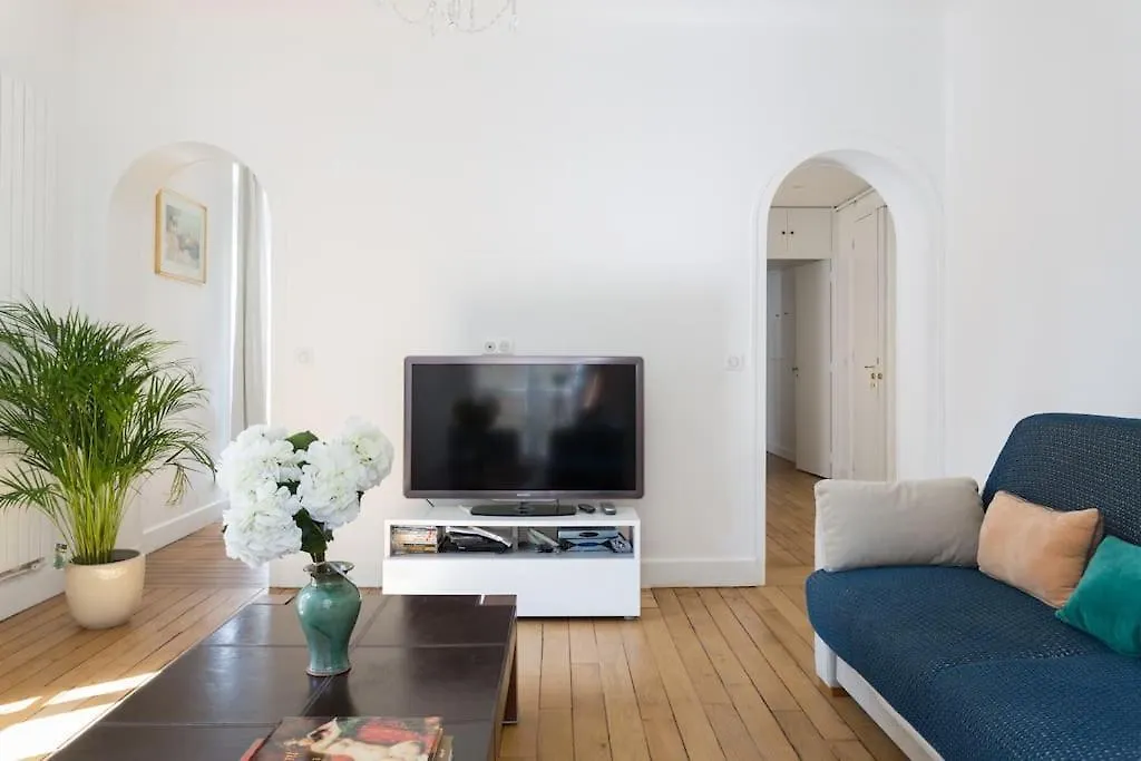 Elegant 4-Room Apartment Near Arc De Triomphe And Palais Des Congres Paris France