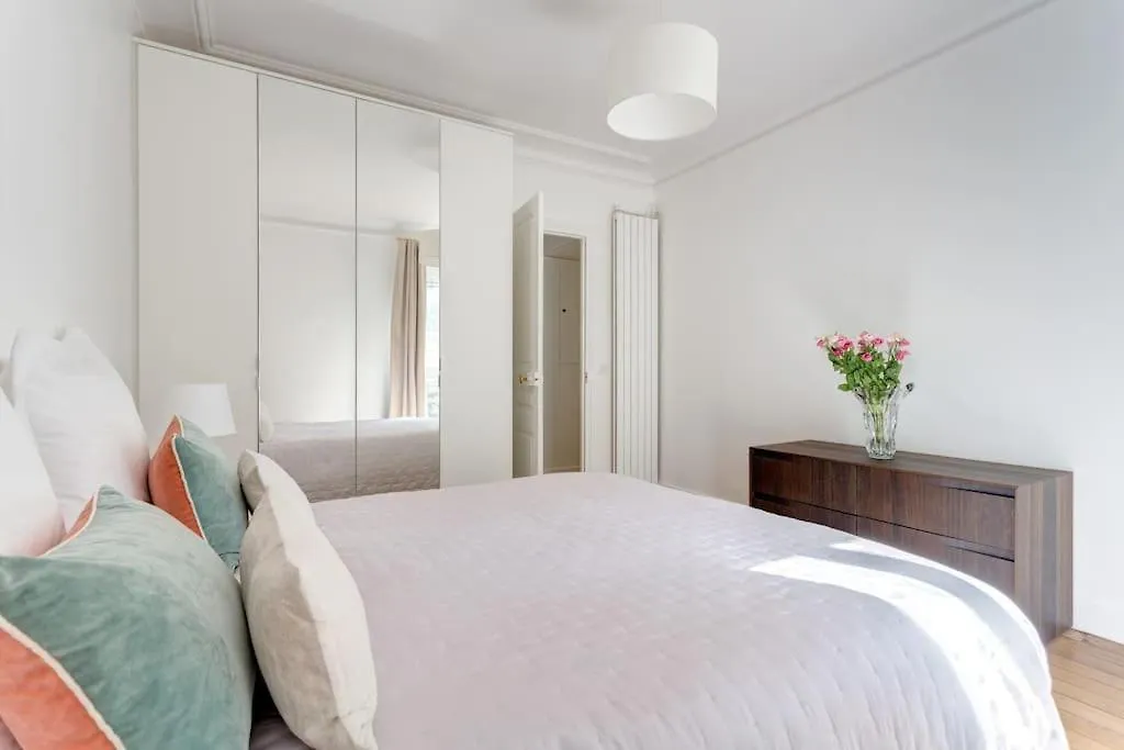 Elegant 4-Room Apartment Near Arc De Triomphe And Palais Des Congres Paris France
