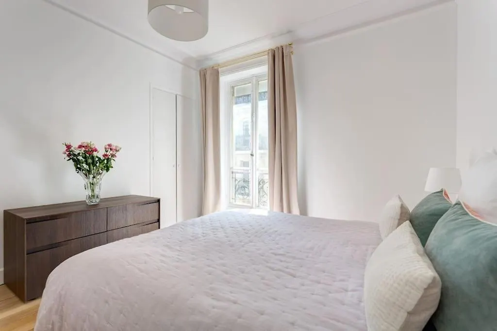 Elegant 4-Room Apartment Near Arc De Triomphe And Palais Des Congres Paris